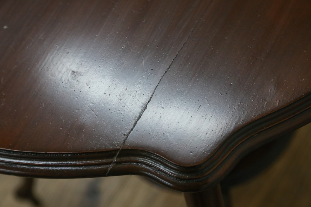 アンティーク家具　イギリスアンティーク　ウォールナット材　柔らかな曲線の脚が優しい雰囲気を醸し出すコーヒーテーブル　(R-055472)