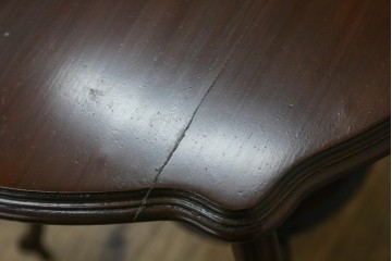 アンティーク家具　イギリスアンティーク　ウォールナット材　柔らかな曲線の脚が優しい雰囲気を醸し出すコーヒーテーブル　(R-055472)