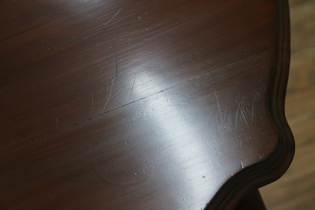 アンティーク家具　イギリスアンティーク　ウォールナット材　柔らかな曲線の脚が優しい雰囲気を醸し出すコーヒーテーブル　(R-055472)