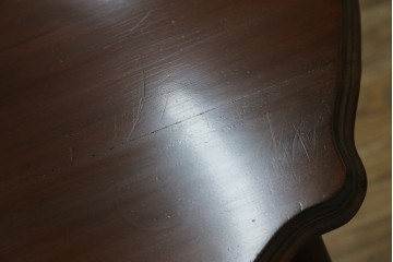 アンティーク家具　イギリスアンティーク　ウォールナット材　柔らかな曲線の脚が優しい雰囲気を醸し出すコーヒーテーブル　(R-055472)