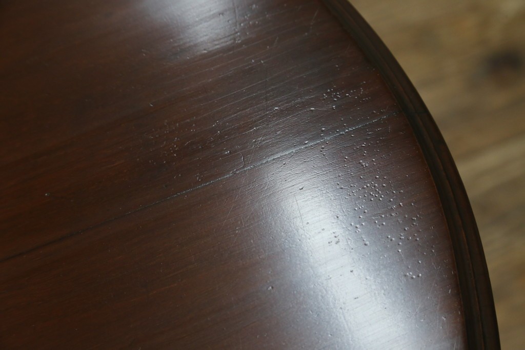 アンティーク家具　イギリスアンティーク　ウォールナット材　柔らかな曲線の脚が優しい雰囲気を醸し出すコーヒーテーブル　(R-055472)