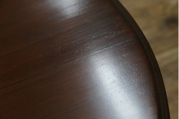 アンティーク家具　イギリスアンティーク　ウォールナット材　柔らかな曲線の脚が優しい雰囲気を醸し出すコーヒーテーブル　(R-055472)