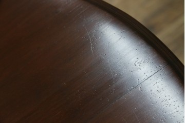 アンティーク家具　イギリスアンティーク　ウォールナット材　柔らかな曲線の脚が優しい雰囲気を醸し出すコーヒーテーブル　(R-055472)