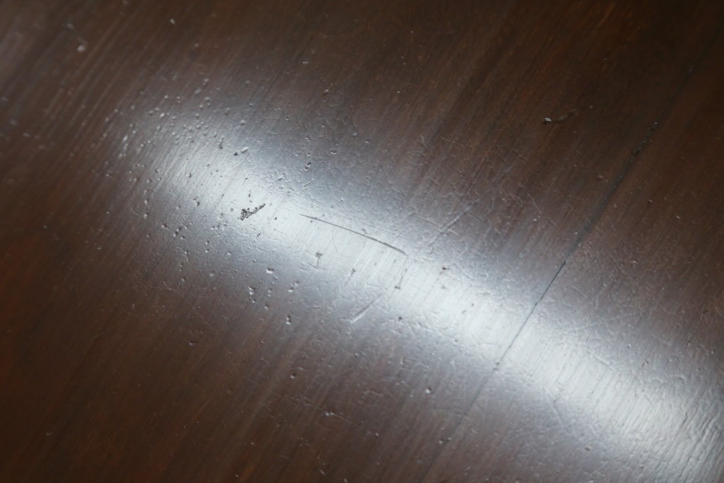 アンティーク家具　イギリスアンティーク　ウォールナット材　柔らかな曲線の脚が優しい雰囲気を醸し出すコーヒーテーブル　(R-055472)