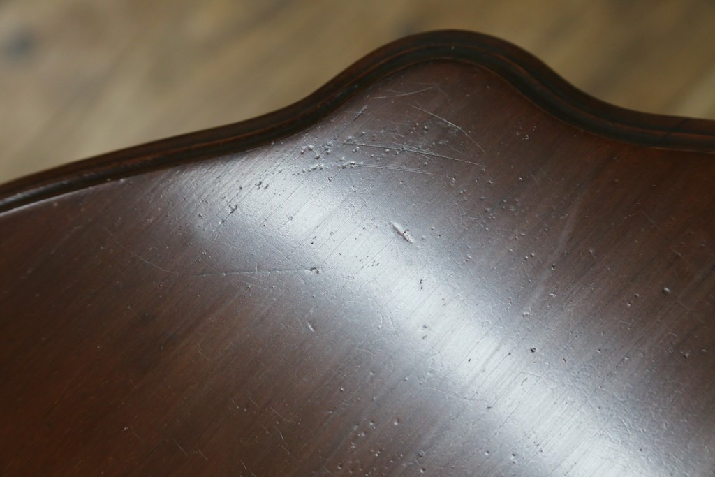 アンティーク家具　イギリスアンティーク　ウォールナット材　柔らかな曲線の脚が優しい雰囲気を醸し出すコーヒーテーブル　(R-055472)