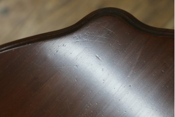 アンティーク家具　イギリスアンティーク　ウォールナット材　柔らかな曲線の脚が優しい雰囲気を醸し出すコーヒーテーブル　(R-055472)