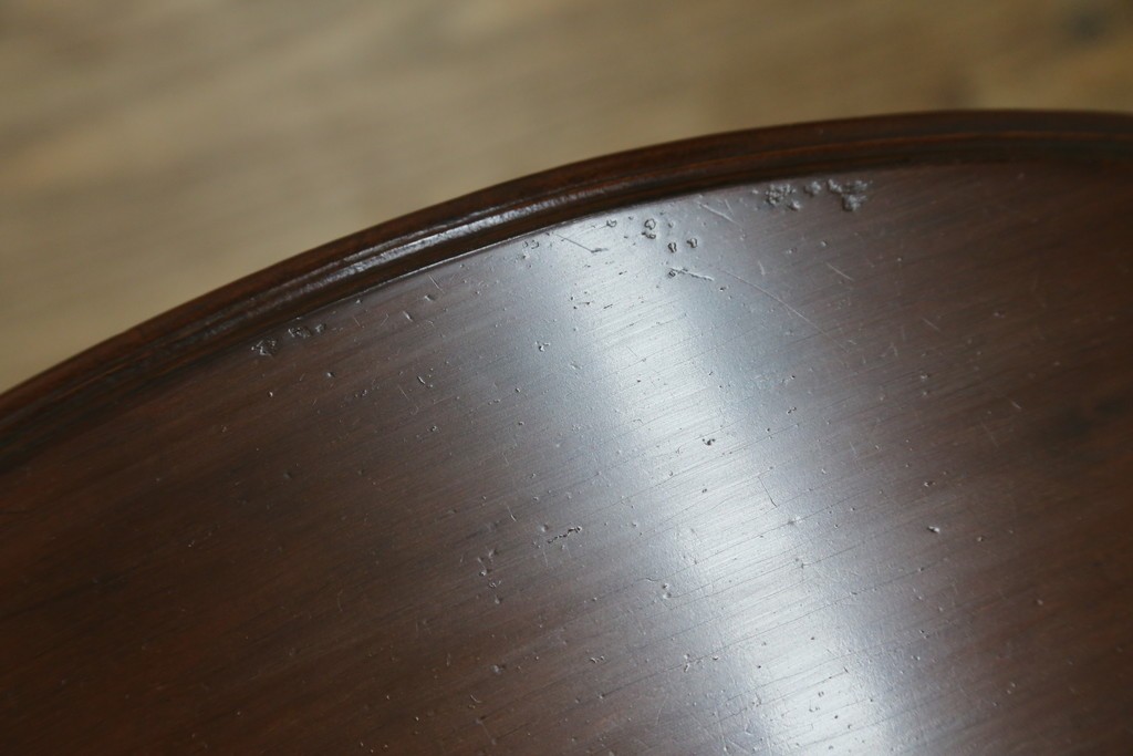 アンティーク家具　イギリスアンティーク　ウォールナット材　柔らかな曲線の脚が優しい雰囲気を醸し出すコーヒーテーブル　(R-055472)