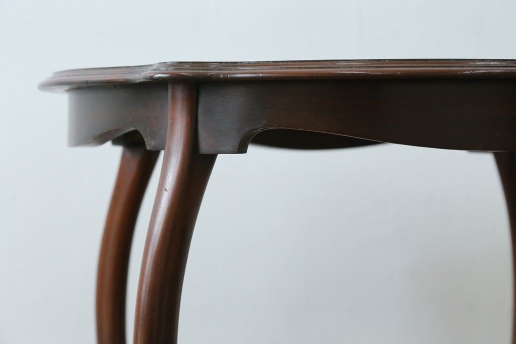 アンティーク家具　イギリスアンティーク　ウォールナット材　柔らかな曲線の脚が優しい雰囲気を醸し出すコーヒーテーブル　(R-055472)