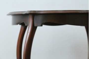 アンティーク家具　イギリスアンティーク　ウォールナット材　柔らかな曲線の脚が優しい雰囲気を醸し出すコーヒーテーブル　(R-055472)