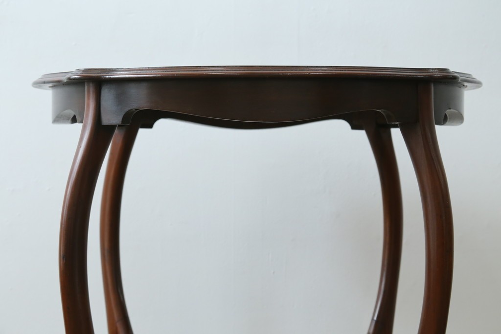 アンティーク家具　イギリスアンティーク　ウォールナット材　柔らかな曲線の脚が優しい雰囲気を醸し出すコーヒーテーブル　(R-055472)