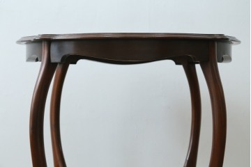 アンティーク家具　イギリスアンティーク　ウォールナット材　柔らかな曲線の脚が優しい雰囲気を醸し出すコーヒーテーブル　(R-055472)