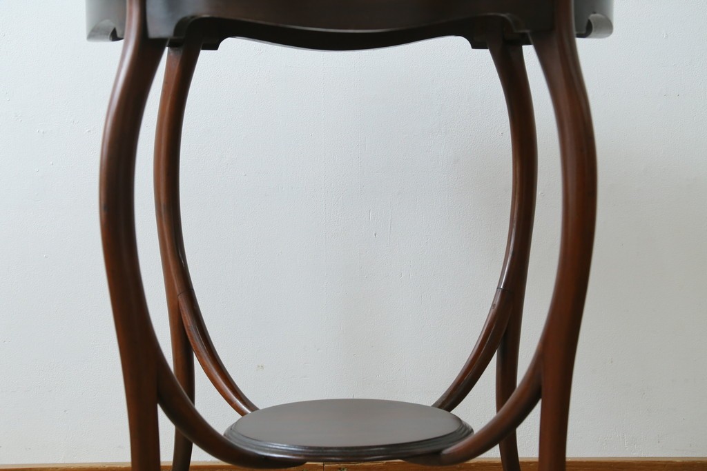 アンティーク家具　イギリスアンティーク　ウォールナット材　柔らかな曲線の脚が優しい雰囲気を醸し出すコーヒーテーブル　(R-055472)