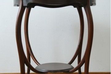 アンティーク家具　イギリスアンティーク　ウォールナット材　柔らかな曲線の脚が優しい雰囲気を醸し出すコーヒーテーブル　(R-055472)