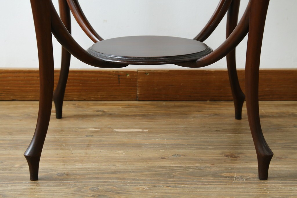 アンティーク家具　イギリスアンティーク　ウォールナット材　柔らかな曲線の脚が優しい雰囲気を醸し出すコーヒーテーブル　(R-055472)