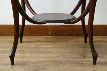 アンティーク家具　イギリスアンティーク　ウォールナット材　柔らかな曲線の脚が優しい雰囲気を醸し出すコーヒーテーブル　(R-055472)