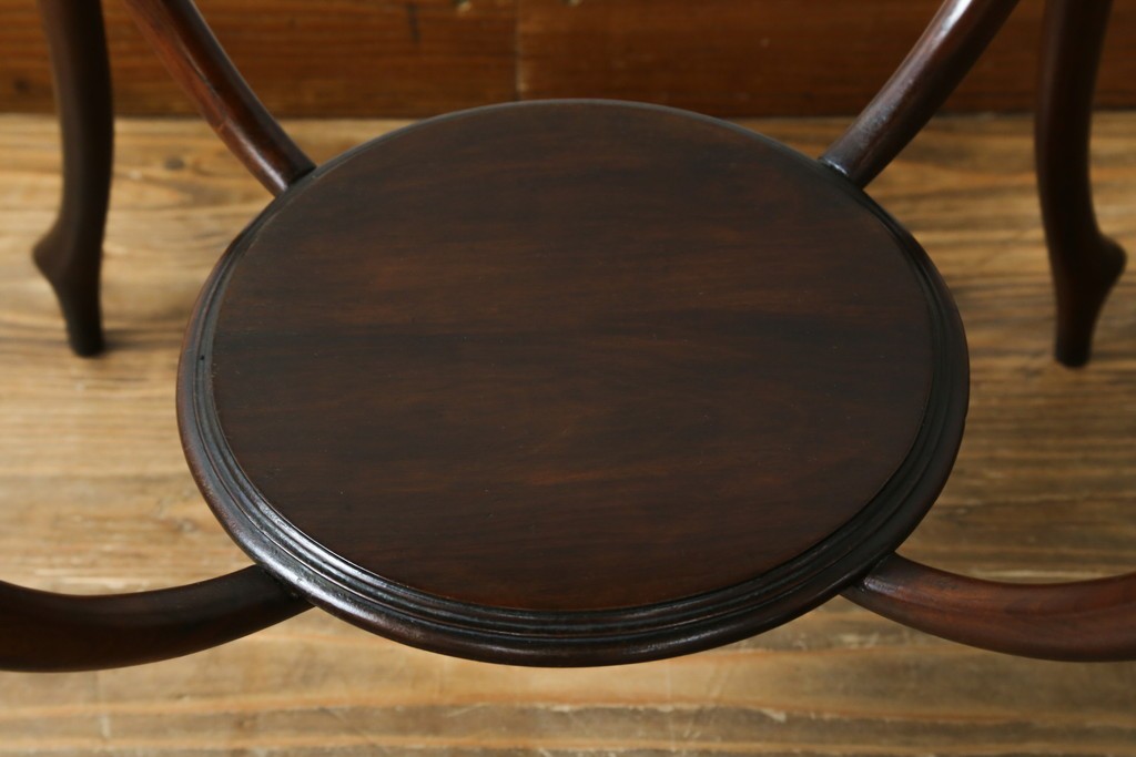 アンティーク家具　イギリスアンティーク　ウォールナット材　柔らかな曲線の脚が優しい雰囲気を醸し出すコーヒーテーブル　(R-055472)