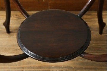 アンティーク家具　イギリスアンティーク　ウォールナット材　柔らかな曲線の脚が優しい雰囲気を醸し出すコーヒーテーブル　(R-055472)