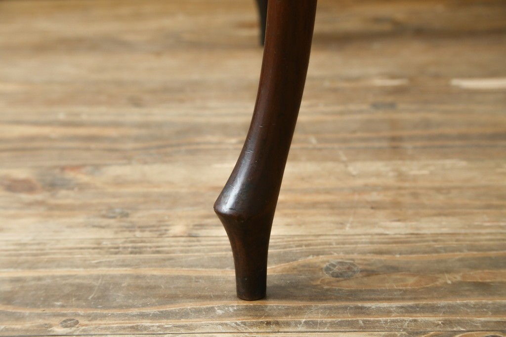 アンティーク家具　イギリスアンティーク　ウォールナット材　柔らかな曲線の脚が優しい雰囲気を醸し出すコーヒーテーブル　(R-055472)