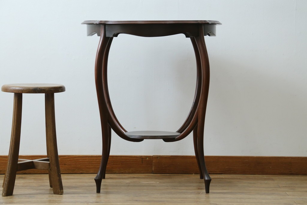 アンティーク家具　イギリスアンティーク　ウォールナット材　柔らかな曲線の脚が優しい雰囲気を醸し出すコーヒーテーブル　(R-055472)