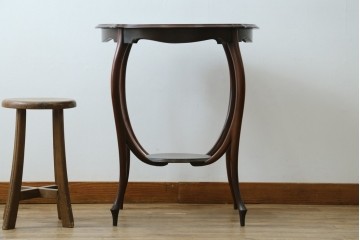 アンティーク家具　イギリスアンティーク　ウォールナット材　柔らかな曲線の脚が優しい雰囲気を醸し出すコーヒーテーブル　(R-055472)