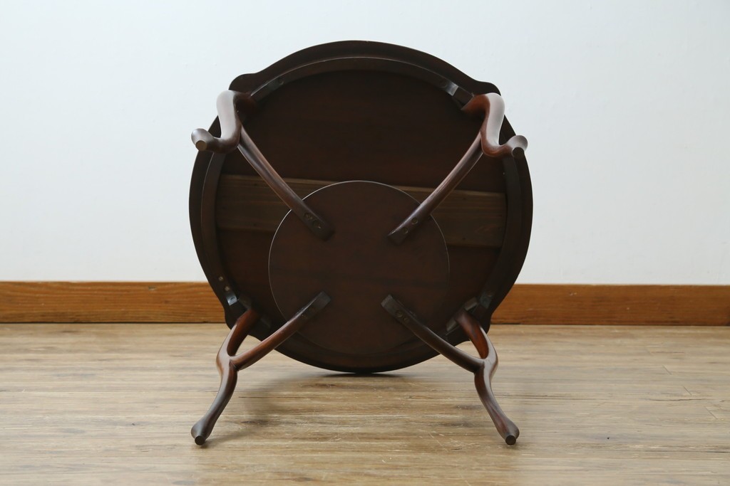 アンティーク家具　イギリスアンティーク　ウォールナット材　柔らかな曲線の脚が優しい雰囲気を醸し出すコーヒーテーブル　(R-055472)