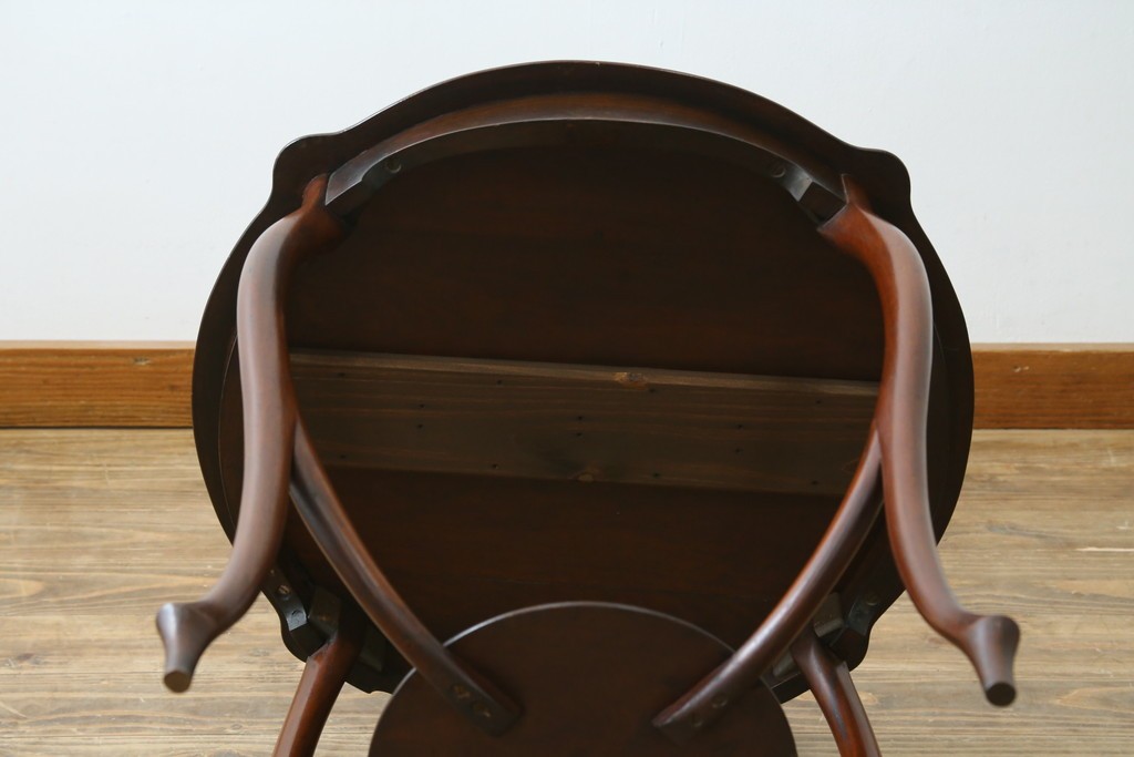 アンティーク家具　イギリスアンティーク　ウォールナット材　柔らかな曲線の脚が優しい雰囲気を醸し出すコーヒーテーブル　(R-055472)