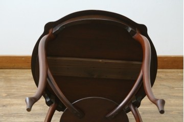 アンティーク家具　イギリスアンティーク　ウォールナット材　柔らかな曲線の脚が優しい雰囲気を醸し出すコーヒーテーブル　(R-055472)