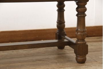 中古　横浜クラシック家具　ノックオンウッド(knockonwood)　挽き物の脚が気品を感じさせるサイドテーブル(定価約22万円)(作業台、リビングテーブル、センターテーブル)(R-055473)