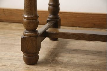 中古　横浜クラシック家具　ノックオンウッド(knockonwood)　挽き物の脚が気品を感じさせるサイドテーブル(定価約22万円)(作業台、リビングテーブル、センターテーブル)(R-055473)