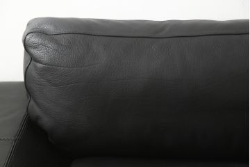 中古　美品　イタリア　本革　エンツォ・ダンブロシオ(Enzo Dambrosio)　レザークッションが高級感を醸し出す2.5人掛けソファ(定価約80万円)(二人掛けソファ、2P、三人掛けソファ)(R-055497)