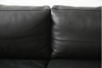 中古　美品　イタリア　本革　エンツォ・ダンブロシオ(Enzo Dambrosio)　レザークッションが高級感を醸し出す2.5人掛けソファ(定価約80万円)(二人掛けソファ、2P、三人掛けソファ)(R-055497)