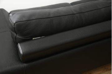 中古　美品　イタリア　本革　エンツォ・ダンブロシオ(Enzo Dambrosio)　レザークッションが高級感を醸し出す2.5人掛けソファ(定価約80万円)(二人掛けソファ、2P、三人掛けソファ)(R-055497)