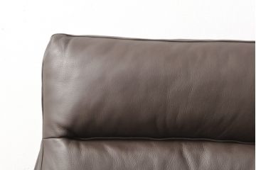 新品　未使用　IDC大塚家具取り扱い　INTERLIVAX(インターリバックス)　Serge(セルジュ)　本革(レザー)　落ち着いた大人の空間を演出するオットマン付き3人掛けソファ(三人掛け、3P)(定価約50万円)(R-055502)