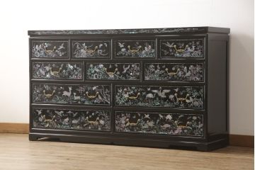 中古　高級品　引き出し11杯　韓国民芸家具　繊細な螺鈿(ラデン)細工が美しく描かれたサイドボード(定価約150万円)(サイドチェスト、洋服タンス、引き出し)(R-055503)