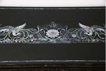 中古　高級品　引き出し11杯　韓国民芸家具　繊細な螺鈿(ラデン)細工が美しく描かれたサイドボード(定価約150万円)(サイドチェスト、洋服タンス、引き出し)(R-055503)