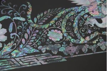 中古　高級品　引き出し11杯　韓国民芸家具　繊細な螺鈿(ラデン)細工が美しく描かれたサイドボード(定価約150万円)(サイドチェスト、洋服タンス、引き出し)(R-055503)