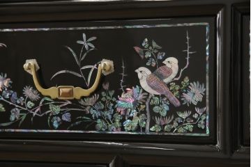 中古　高級品　引き出し11杯　韓国民芸家具　繊細な螺鈿(ラデン)細工が美しく描かれたサイドボード(定価約150万円)(サイドチェスト、洋服タンス、引き出し)(R-055503)
