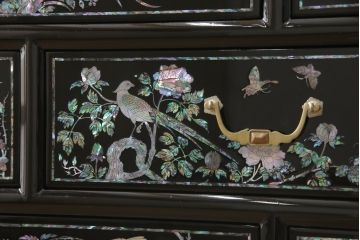 中古　高級品　引き出し11杯　韓国民芸家具　繊細な螺鈿(ラデン)細工が美しく描かれたサイドボード(定価約150万円)(サイドチェスト、洋服タンス、引き出し)(R-055503)