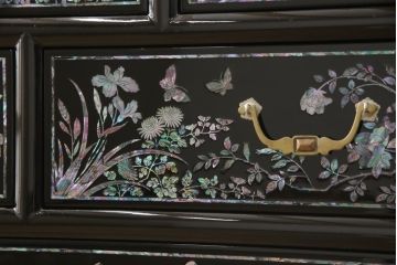 中古　高級品　引き出し11杯　韓国民芸家具　繊細な螺鈿(ラデン)細工が美しく描かれたサイドボード(定価約150万円)(サイドチェスト、洋服タンス、引き出し)(R-055503)