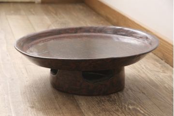 アンティーク雑貨　漆塗り　くり抜き　上品な和の趣溢れる脚付き丸盆(漆器、菓子器、トレー)(R-055506)