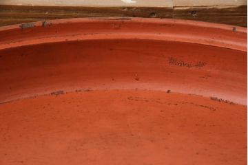 古い　漆塗り　根来塗　朱色が華やぎを演出する丸盆(漆器、トレー)(R-055507)