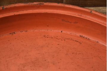 古い　漆塗り　根来塗　朱色が華やぎを演出する丸盆(漆器、トレー)(R-055507)