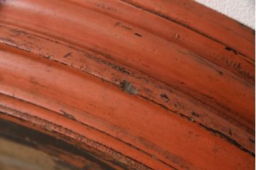 古い　漆塗り　根来塗　朱色が華やぎを演出する丸盆(漆器、トレー)(R-055507)