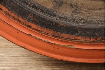 古い　漆塗り　根来塗　朱色が華やぎを演出する丸盆(漆器、トレー)(R-055507)