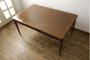 アメリカビンテージ　DREXEL HERITAGE(ドレクセルヘリテイジ)　凝った脚のデザインが目を引くダイニングテーブル(4人掛け、ヴィンテージ)(R-055528)