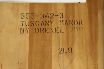 アメリカビンテージ　DREXEL HERITAGE(ドレクセルヘリテイジ)　凝った脚のデザインが目を引くダイニングテーブル(4人掛け、ヴィンテージ)(R-055528)