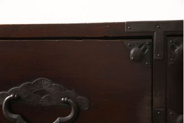 アンティーク家具　明治大正期　前面栗材　桜の丸金具が魅力的な米沢箪笥(衣装箪笥、収納箪笥、古箪笥、引き出し、ローチェスト、ローボード)(R-055532)