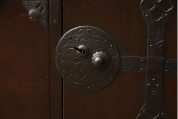 アンティーク家具　明治大正期　前面栗材　桜の丸金具が魅力的な米沢箪笥(衣装箪笥、収納箪笥、古箪笥、引き出し、ローチェスト、ローボード)(R-055532)