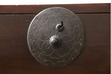 アンティーク家具　明治大正期　前面栗材　桜の丸金具が魅力的な米沢箪笥(衣装箪笥、収納箪笥、古箪笥、引き出し、ローチェスト、ローボード)(R-055533)