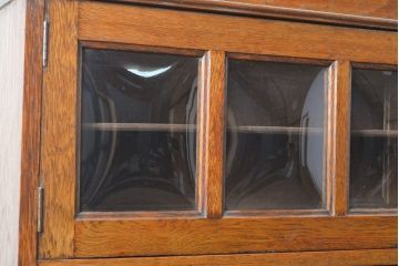  ベルギーアンティーク　オーク材　随所に施された細やかな意匠が目を引くカップボード(キャビネット、サイドボード、食器棚、収納棚、戸棚)(R-055536)